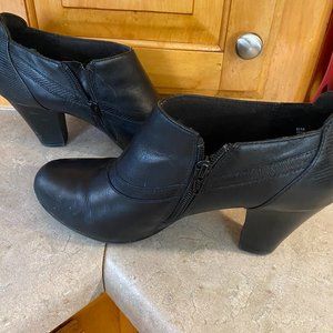 Clarks Bendables Black Leather Ankle Booties Heeled Boots Women's, size 8.5